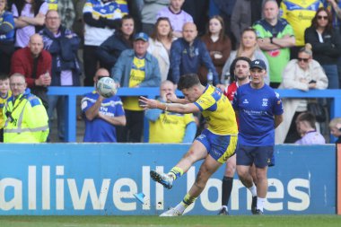 Warrington Wolves 'tan Josh Thewlis, 9 Mart 2025' te Warrington, İngiltere 'deki Halliwell Jones Stadyumu' nda oynanan Betfred Süper Lig 4. Raundunda dönüşüm vuruşunu yapıyor ve skoru 16-30 yapıyor.