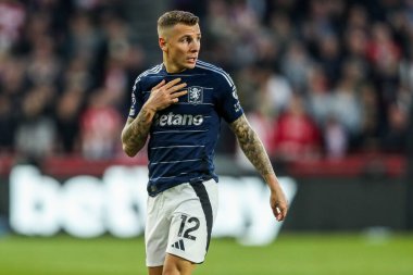 Aston Villa 'dan Ian Maatsen, Premier Lig maçında Brentford, Aston Villa' ya karşı Gtech Community Stadyumu, Londra, 8 Mart 2025 'te seyrediyor.