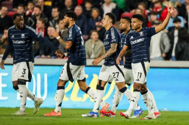 Aston Villa 'dan Ollie Watkins, Premier Lig karşılaşmasında Brentford - Aston Villa maçında takım arkadaşları ile birlikte 8 Mart 2025' te Londra 'daki Gtech Community Stadyumu' nda golünü kutluyor.