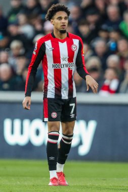 Brentford 'dan Kevin Schade Premier League maçında Brentford, Aston Villa' ya karşı Gtech Community Stadyumu, Londra, 8 Mart 2025 'te seyrediyor.