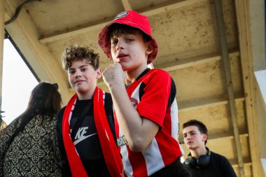 Taraftarlar, Premier League karşılaşması öncesinde Gtech Community Stadyumu 'na geldi. Brentford, Aston Villa' ya karşı Gtech Community Stadyumu, Londra, 8 Mart 2025