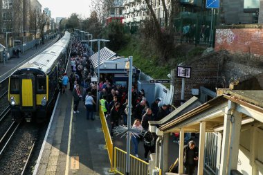 Taraftarlar, Premier League karşılaşması öncesinde Gtech Community Stadyumu 'na geldi. Brentford, Aston Villa' ya karşı Gtech Community Stadyumu, Londra, 8 Mart 2025