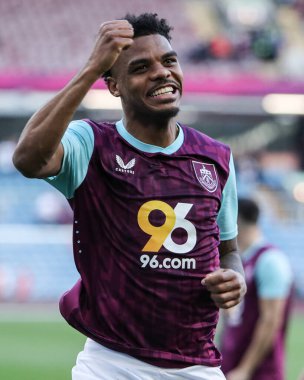 Burnley 'den Lyle Foster, Burnley taraftarlarına yumruk sallıyor. 8 Mart 2025' te Burnley, Burnley 'de oynanan Sky Bet Şampiyonası maçı ıslık çaldıktan sonra.