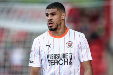 Blackpool 'dan Ashley Fletcher, 8 Mart 2025' te Oakwell, Barnsley, İngiltere 'de oynanan Sky Bet 1 karşılaşmasında 0-2' lik skorla kazanma hedefini kutluyor.