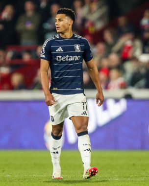 Aston Villa 'dan Ollie Watkins Premier Lig maçında Brentford, Aston Villa' ya karşı Gtech Community Stadyumu, Londra, 8 Mart 2025 'te seyrediyor.