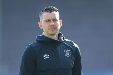 Luton Town 'un Matt Bloomfield teknik direktörü, Burnley' nin Luton Town 'a karşı oynadığı 8 Mart 2025 tarihli Gökyüzü İddia Şampiyonası maçı öncesinde sahaya çıktı.