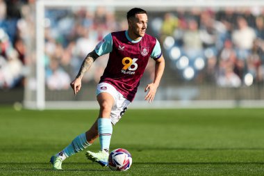 Burnley 'den Josh Brownhill, Sky Bet Şampiyonası maçında topu ayaklarının dibine aldı Burnley, Burnley' e karşı Turf Moor, Burnley, Birleşik Krallık, 8 Mart 2025