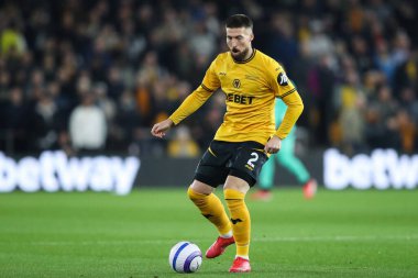 Wolverhampton Wanderers takımından Matt Doherty, Wolverhampton Wanderers 'ın 8 Mart 2025' te Molineux, Wolverhampton 'da Everton' a karşı oynadığı Premier Lig maçında topla birlikte ilerliyor.