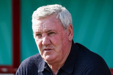Blackpool teknik direktörü Steve Bruce, 8 Mart 2025 'te Oakwell, Barnsley-Blackpool maçında Oakwell' e geldi.