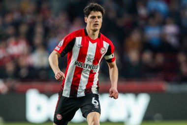 Brentford 'dan Christian Norgaard, Premier League maçında Brentford, Aston Villa' ya karşı Gtech Community Stadyumu, Londra, 8 Mart 2025 'te seyrediyor.