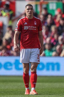 Nottingham Ormanı 'ndan Nikola Milenkovi Premier Lig maçı sırasında Nottingham Forest Manchester City' ye karşı 8 Mart 2025 'te Nottingham, İngiltere' deki City Ground 'da