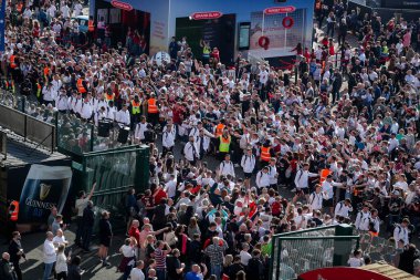 İngiliz oyuncular, 2025 Guinness 6 Milletler Kupası öncesinde İngiltere ile İtalya 'nın Twickenham kentinde oynanan Allianz Stadyumu karşılaşması öncesinde Allianz Stadyumu' na geldiler.