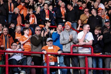 Blackpool taraftarları, 8 Mart 2025 'te Oakwell, Barnsley, Barnsley, İngiltere' de oynanan Sky Bet 1 karşılaşmasında 0-3 'lük galibiyetlerini kutladılar.