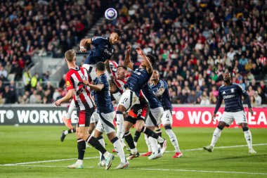 Aston Villa takımından Tyrone Mings, Premier League maçında Brentford, Aston Villa 'ya karşı Londra' daki Gtech Community Stadyumu 'nda 8 Mart 2025' te oynanan maçta topa liderlik ediyor.