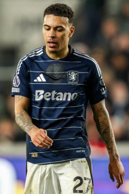 Aston Villa 'dan Morgan Rogers, Premier Lig maçında Brentford-Aston Villa maçında Londra' daki Gtech Community Stadyumu 'nda, 8 Mart 2025' te seyrediyor.