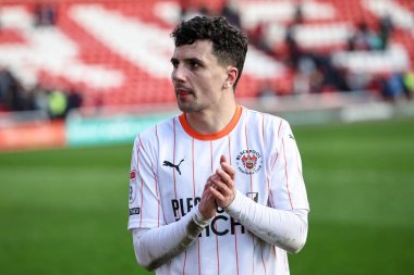 Blackpool 'dan Albie Morgan, 8 Mart 2025' te Oakwell, Barnsley, İngiltere 'de oynanan Sky Bet 1 karşılaşmasında son ıslık çaldıktan sonra taraftarları alkışlıyor.