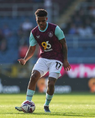 Burnley 'den Lyle Foster 8 Mart 2025' te Burnley, Burnley 'e karşı Luton Town Gökyüzü İddia Şampiyonası maçında topu ileri atıyor.