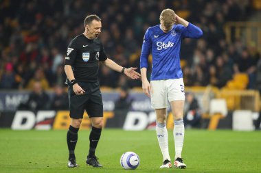 Hakem Stuart Attwell Premier Lig maçında Everton Jarrad Branthwaite 'ı kontrol ediyor Wolverhampton Everton' a karşı Molineux, Wolverhampton, Birleşik Krallık, 8 Mart 2025