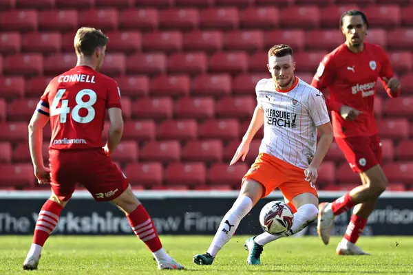 Blackpool F.C. 'den Sonny Carey. Sky Bet Ligi 1 maçında Barnsley, Blackpool 'a karşı Oakwell, Barnsley, İngiltere, 8 Mart 2025