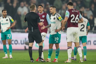 Hakem Michael Salisbury, 10 Mart 2025 'te Londra Stadyumu' nda oynanan Premier League maçı sırasında Newcastle United 'a karşı Bruno Guimares ile konuştu.