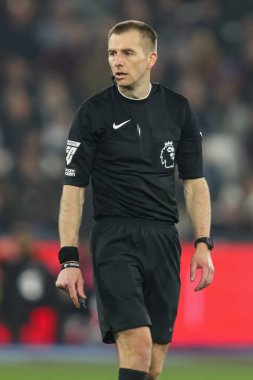 Hakem Michael Salisbury Premier Lig maçı sırasında West Ham United, Newcastle United 'a karşı Londra Stadyumu, Londra, İngiltere, 10 Mart 2025