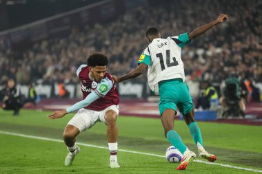 West Ham United 'tan Jean-Clair Todibo ve Newcastle United' tan Alexander Isak Premier League maçı sırasında Londra Stadyumu, Londra, İngiltere 'de oynanan karşılaşmada top için savaştılar.