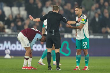 Hakem Michael Salisbury, 10 Mart 2025 'te Londra Stadyumu' nda oynanan Premier League maçı sırasında Newcastle United 'a karşı Bruno Guimares ile konuştu.