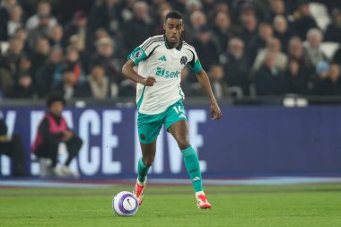 Newcastle United takımından Alexander Isak 10 Mart 2025 'te Londra' daki Londra Stadyumu 'nda oynanan Premier League maçı sırasında topa vuruyor.