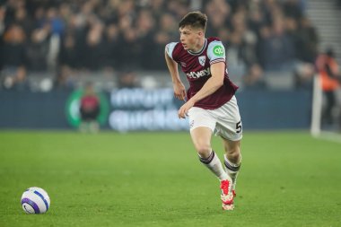 West Ham United takımından Oliver Scarles, 10 Mart 2025 'te Londra Stadyumu' nda oynanan Premier League maçı sırasında topa vuruyor.