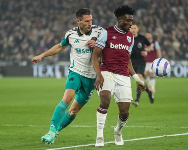 West Ham United takımından Mohammed Kudus, Premier League maçında İngiltere 'nin Londra Stadyumu' nda oynanan West Ham United - Newcastle United maçında Fabian Schr 'ı durdurdu.