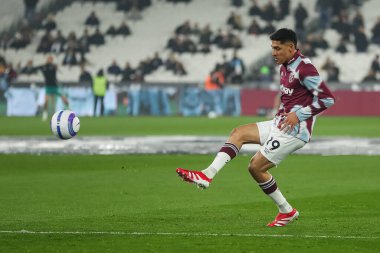 West Ham United takımından Edson Ivarez, Premier League maçı öncesinde Londra Stadyumu, Londra, İngiltere 'de oynanan West Ham United - Newcastle United maçında gol atarken, 10 Mart 2025