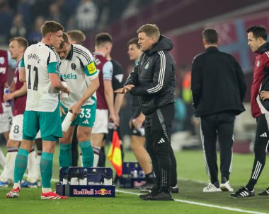 Newcastle United 'ın Eddie Howe Müdürü 10 Mart 2025' te Londra Stadyumu 'nda oynanan Premier League maçı sırasında Newcastle United' dan Harvey Barnes 'a talimat verdi.