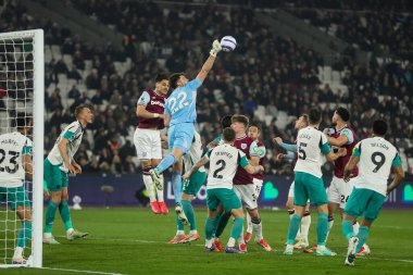 Newcastle United takımından Nick Pope 10 Mart 2025 'te Londra Stadyumu' nda oynanan Premier League maçı sırasında topu köşeden vuruyor.
