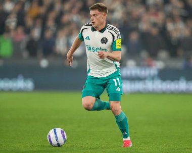 Newcastle United takımından Harvey Barnes 10 Mart 2025 'te Londra' daki Londra Stadyumu 'nda oynanan West Ham United - Newcastle United Premier League maçı sırasında topa vuruyor.