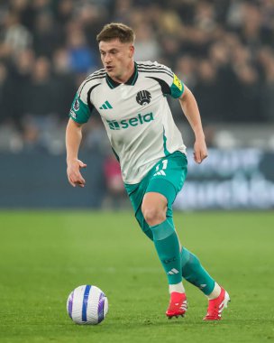 Newcastle United takımından Harvey Barnes 10 Mart 2025 'te Londra' daki Londra Stadyumu 'nda oynanan West Ham United - Newcastle United Premier League maçı sırasında topa vuruyor.