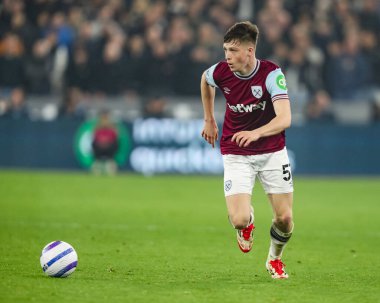 West Ham United takımından Oliver Scarles, 10 Mart 2025 'te Londra Stadyumu' nda oynanan Premier League maçı sırasında topa vuruyor.