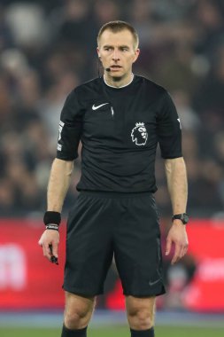 Hakem Michael Salisbury Premier Lig maçı sırasında West Ham United, Newcastle United 'a karşı Londra Stadyumu, Londra, İngiltere, 10 Mart 2025