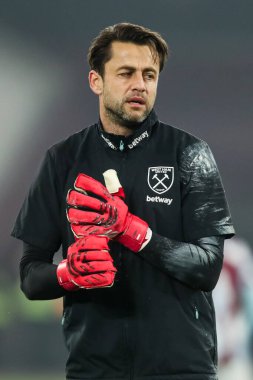 West Ham United 'dan ukasz Fabiaski Premier League maçı öncesinde Londra Stadyumu, Londra, İngiltere' de oynanan West Ham United - Newcastle United maçında ısınma turunda