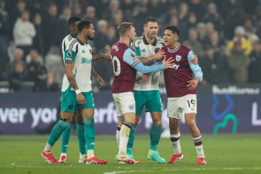 West Ham United 'dan Edson Ivarez ve Newcastle United' dan Joelinton, 10 Mart 2025 'te Londra Stadyumu' nda oynanan Premier League maçı sırasında birbirleriyle konuştular.
