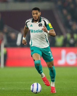 Newcastle United takımından Joelinton, 10 Mart 2025 'te Londra Stadyumu' nda oynanan Premier League maçı sırasında topla bir çıkış yaptı.