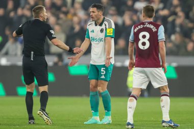 Hakem Michael Salisbury, 10 Mart 2025 'te Londra Stadyumu' nda oynanan Premier League maçı sırasında Newcastle United 'tan Fabian Schr' a seslendi.