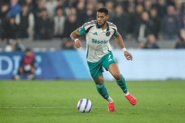 Newcastle United takımından Joelinton, 10 Mart 2025 'te Londra Stadyumu' nda oynanan Premier League maçı sırasında topla bir çıkış yaptı.