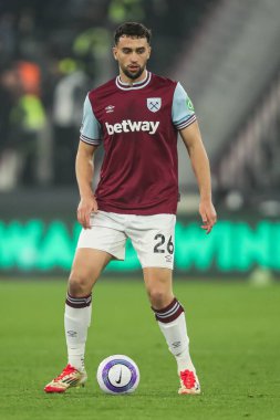 West Ham United takımından Max Kilman 10 Mart 2025 'te Londra' daki Londra Stadyumu 'nda oynanan Premier League maçı sırasında topa vuruyor.