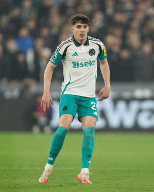 Newcastle United 'dan Tino Livramento Premier League maçı sırasında West Ham United, Newcastle United' a karşı Londra Stadyumu, İngiltere, 10 Mart 2025