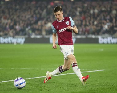 West Ham United takımından Oliver Scarles, 10 Mart 2025 'te Londra Stadyumu' nda oynanan Premier League maçı sırasında topa vuruyor.