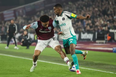 West Ham United 'tan Jean-Clair Todibo ve Newcastle United' tan Alexander Isak Premier League maçı sırasında Londra Stadyumu, Londra, İngiltere 'de oynanan karşılaşmada top için savaştılar.