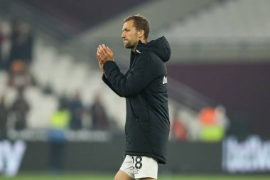 West Ham United takımından Tom Souek, Premier League maçının sonunda Londra Stadyumu 'nda oynanan West Ham United - Newcastle United maçında taraftarları alkışlıyor.