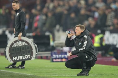 Newcastle United 'ın Eddie Howe Müdürü 10 Mart 2025' te Londra 'daki Londra Stadyumu' nda oynanan Premier League maçı sırasında içki içiyor.