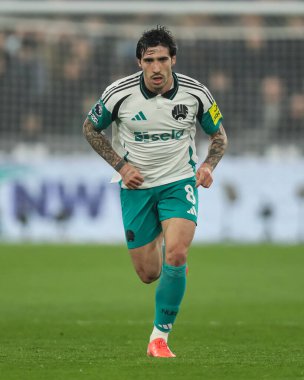 Newcastle United takımından Sandro Tonali Premier League maçında West Ham United, Newcastle United 'a karşı Londra Stadyumu, Londra, İngiltere, 10 Mart 2025