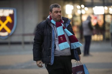 Taraftarlar, Premier League maçının öncesinde Londra Stadyumu, West Ham United ile Newcastle United 'ın Londra Stadyumu' na gelmeye başladı.
